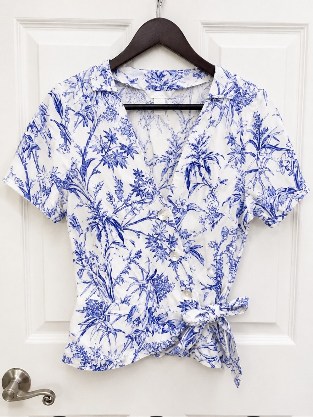 H&M Blue White Toile Floral Botanical Faux Wrap Side Tie Waist  Blouse Sz XS